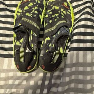 UBFEN Kids Water Shoes / Aqua Socks, great for swimming, beach, or outdoor play.